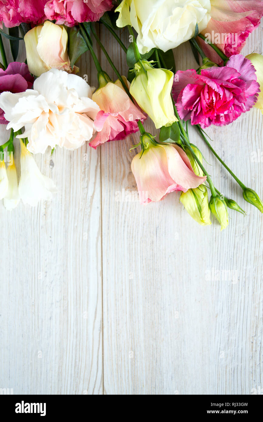 Blumenstrauß aus wunderschöne Blumen auf Holz- Oberfläche Stockfoto