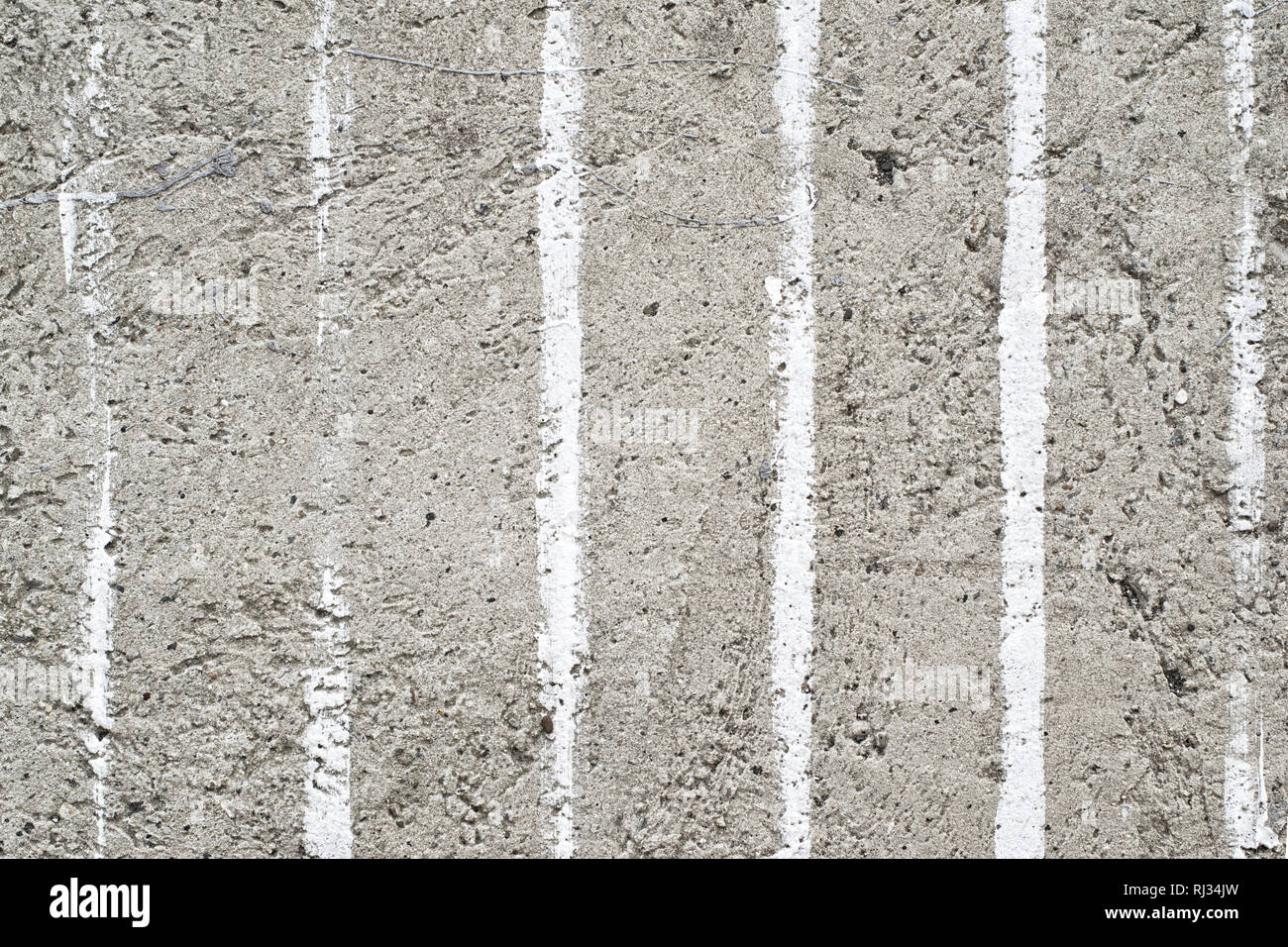 Weiß parallelen Streifen von Farbe auf Betonwand Stockfoto