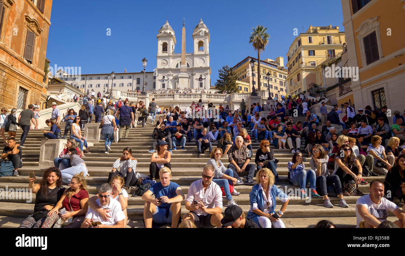 Die Spanische Treppe und Touristen an der Piazza di Spagna in Rom, Italien Stockfoto