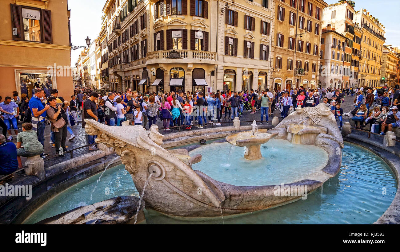 Springbrunnen und Touristen an der Piazza di Spagna in Rom, Italien Stockfoto