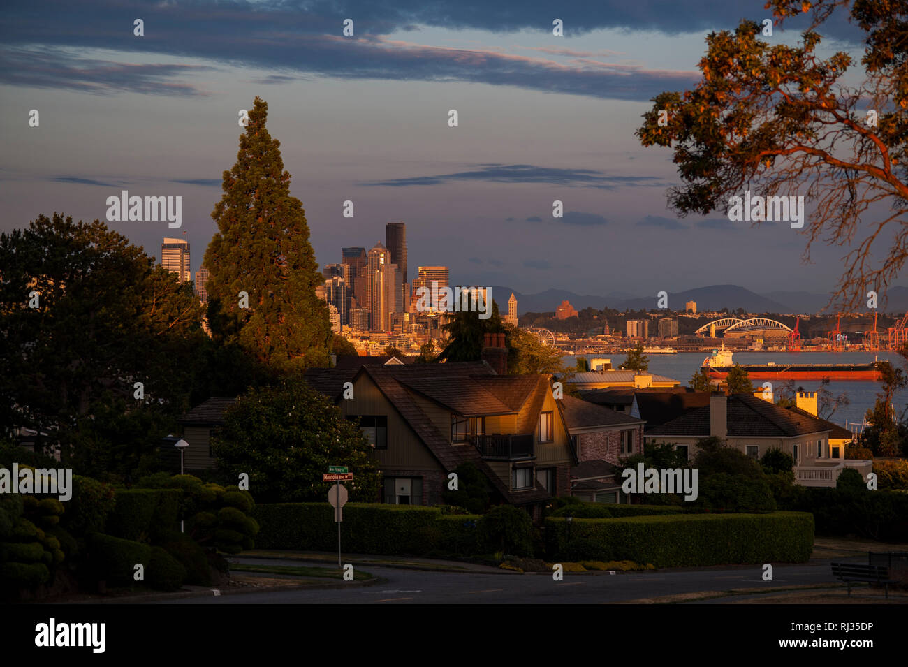 Skyline von Seattle von Magnolia Bluff bei Sonnenuntergang Stockfoto