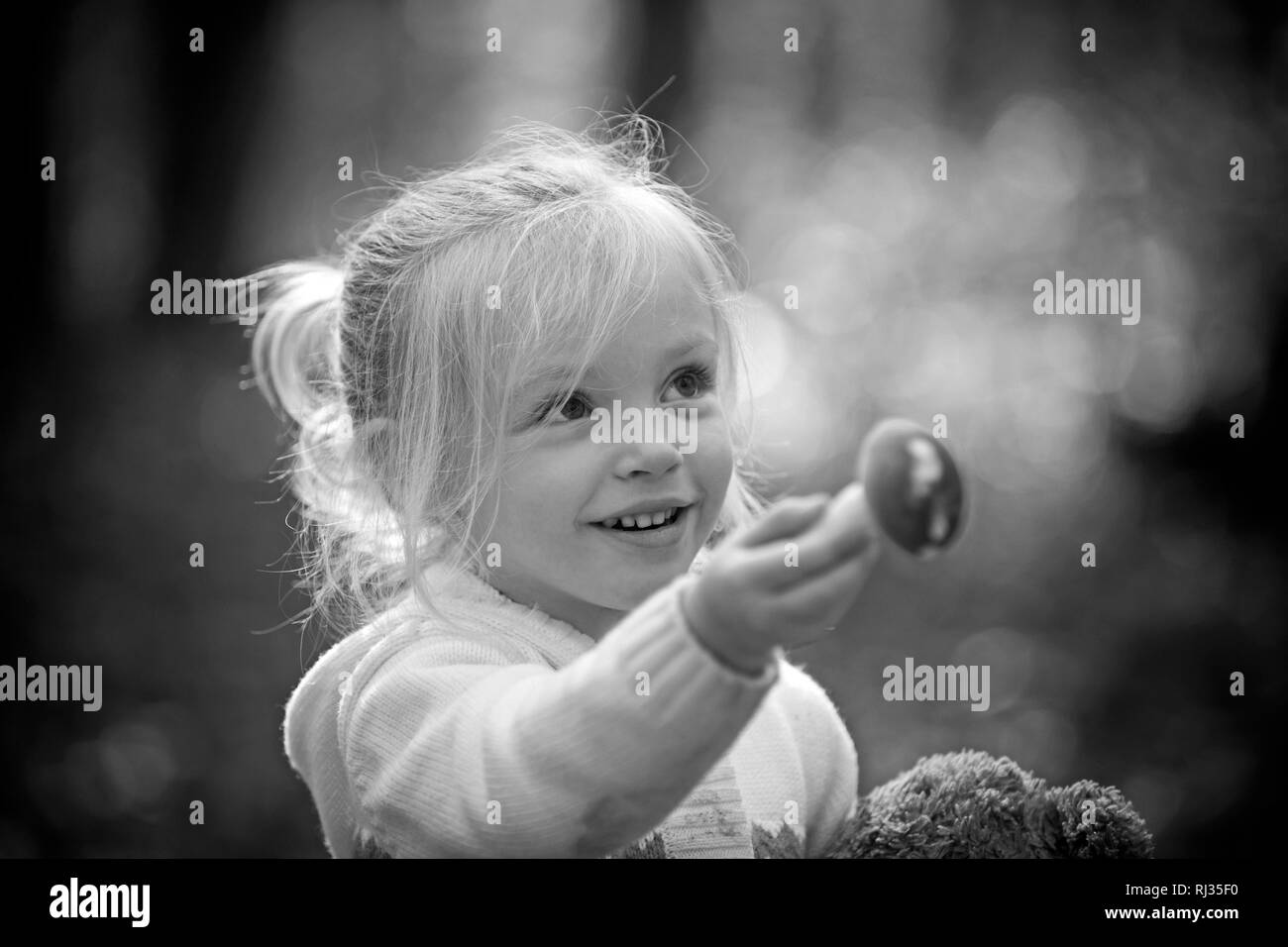 Kleines Mädchen Ernte Pilze im Wald. Kind mit frischen Pilzen im Herbst Wald. Organische und gesundes Essen. Erziehung und frühe Entwicklung Stockfoto