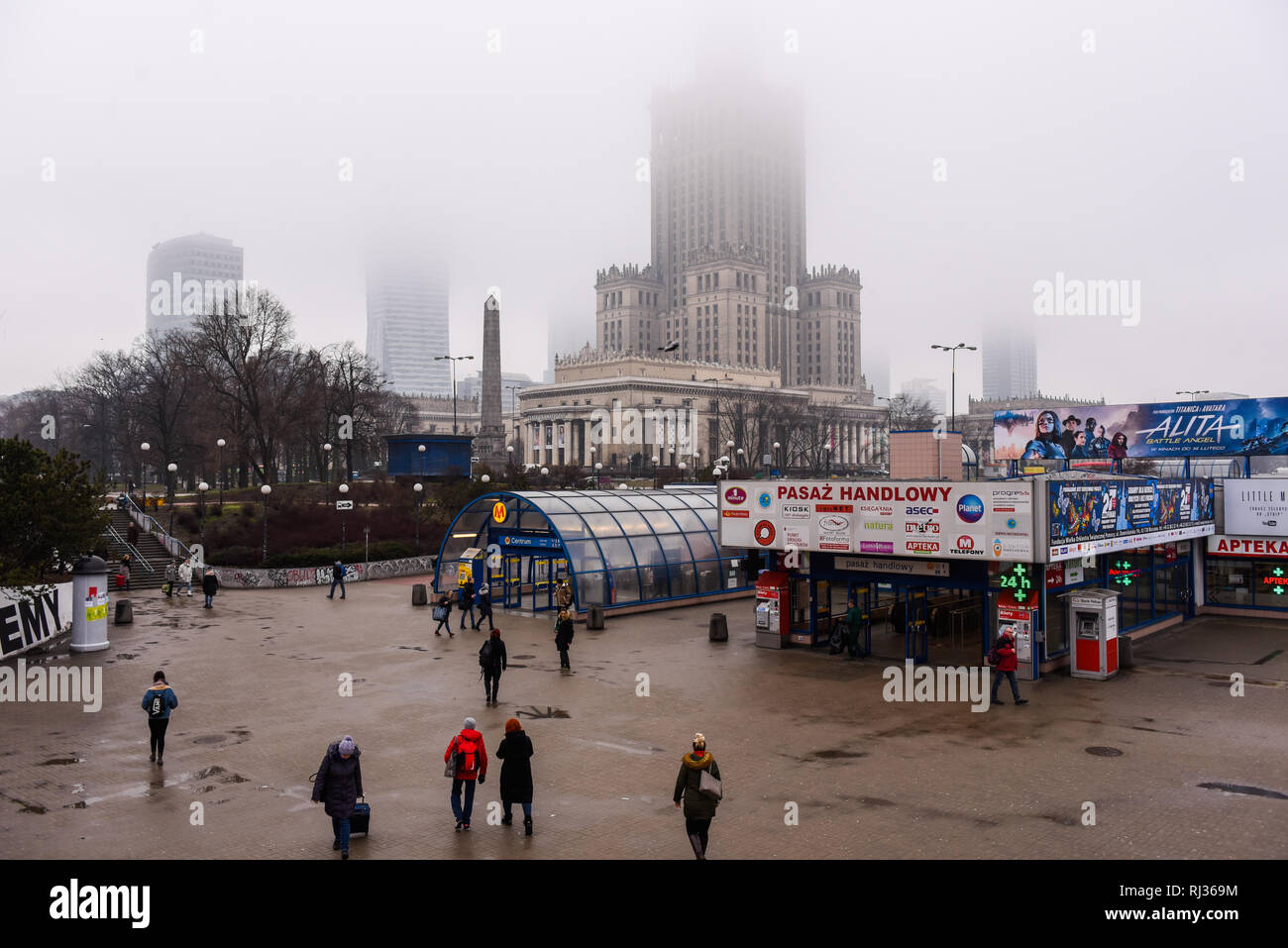 Die Menschen scheinen vorbei U-Bahnstation Centrum neben dem Palast der Kultur und Wissenschaft während eines bewölkten Tag. Stockfoto