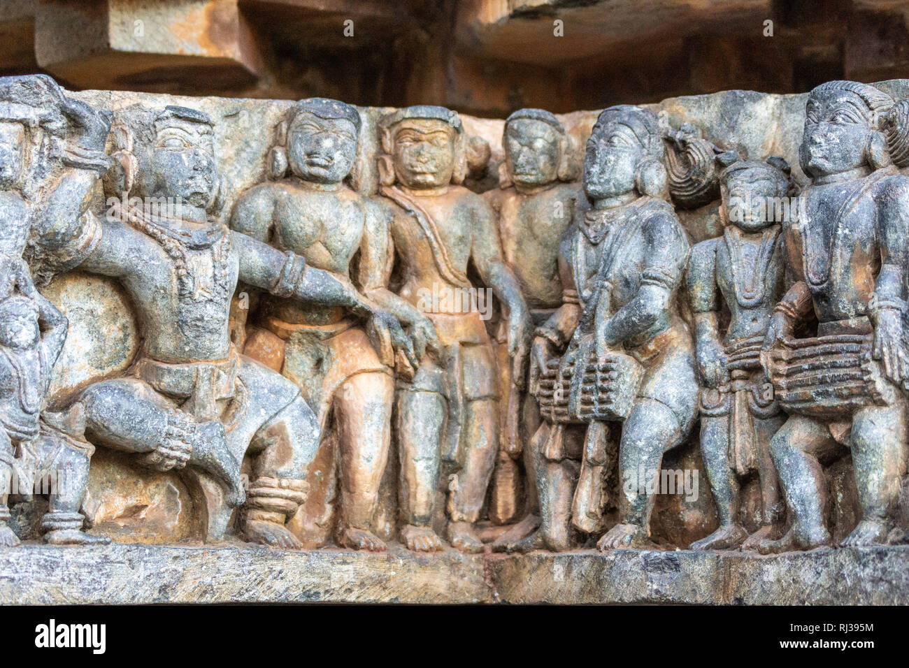 Halebidu, Karnataka, Indien - November 2, 2013: Hoysaleswara Tempel von Shiva. Nahaufnahme der tanzende Mensch und Musiker Statuen auf der Seite des Tempels struct Stockfoto