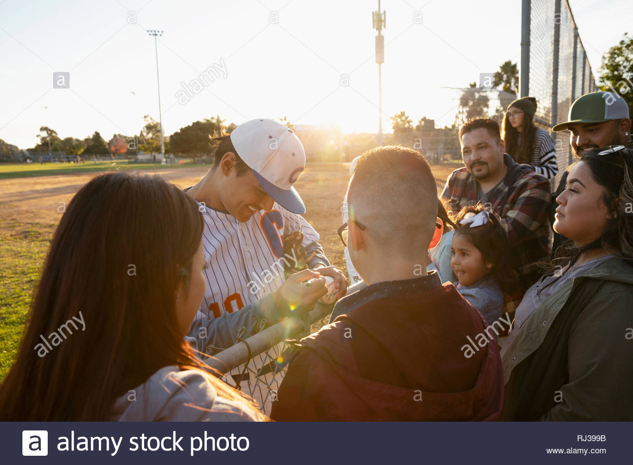 Baseballspieler Unterzeichnung Baseball für Fans Stockfoto
