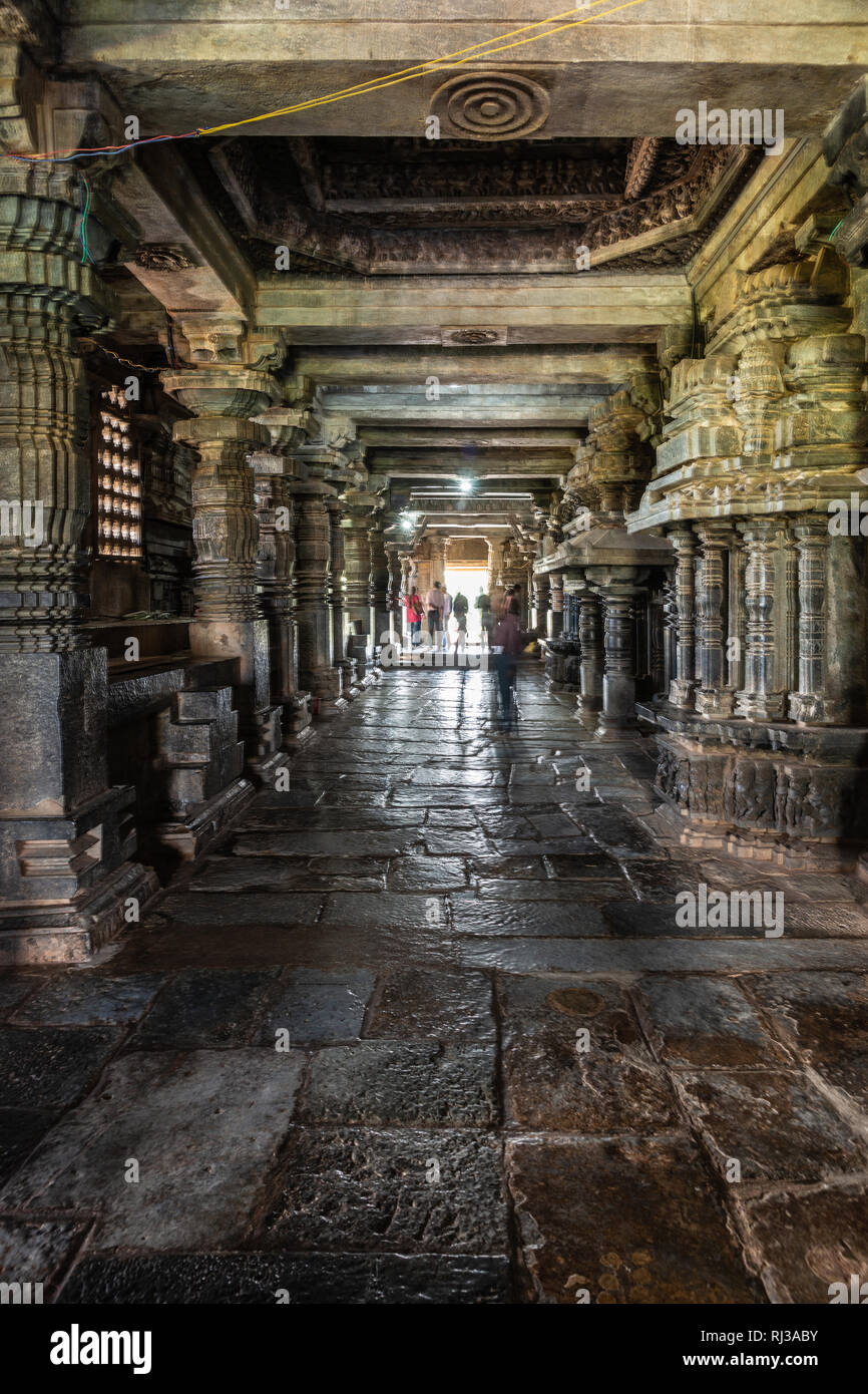 Halebidu, Karnataka, Indien - November 2, 2013: Hoysaleswara Tempel von Shiva. Durch Mandapam in Richtung Eingang. Drehmaschine gedreht Säulen und Mitarbeiter Stockfoto