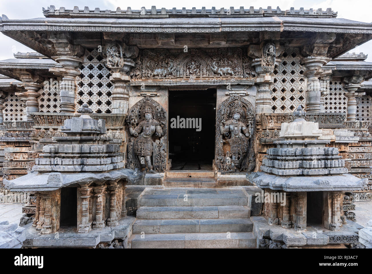 Halebidu, Karnataka, Indien - November 2, 2013: Hoysaleswara Tempel von Shiva. Haupteingang Mandapam mit Statuen von zwei Wächter Dwarapalakas. Othe Stockfoto