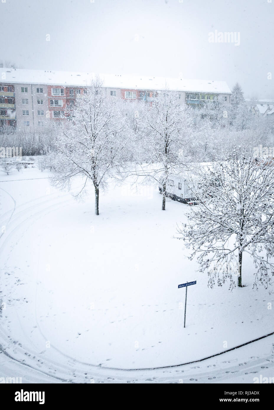 Dresden, Deutschland (2019): Wohnbereich und Park im Neuschnee. (Vogelperspektive) Stockfoto