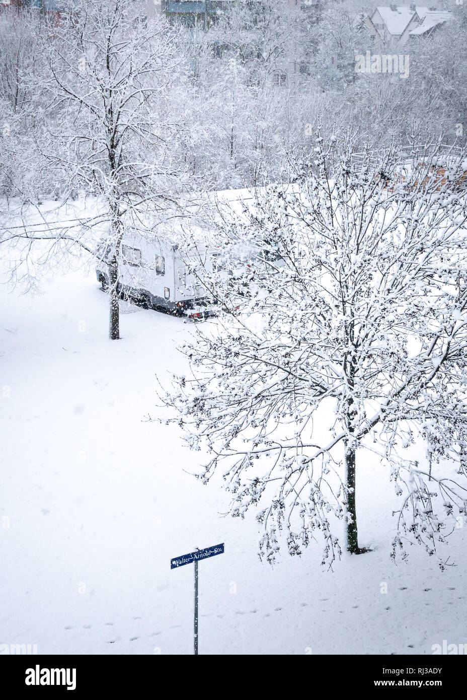 Dresden, Deutschland (2019): Wohnbereich und Park im Neuschnee. (Vogelperspektive) Stockfoto