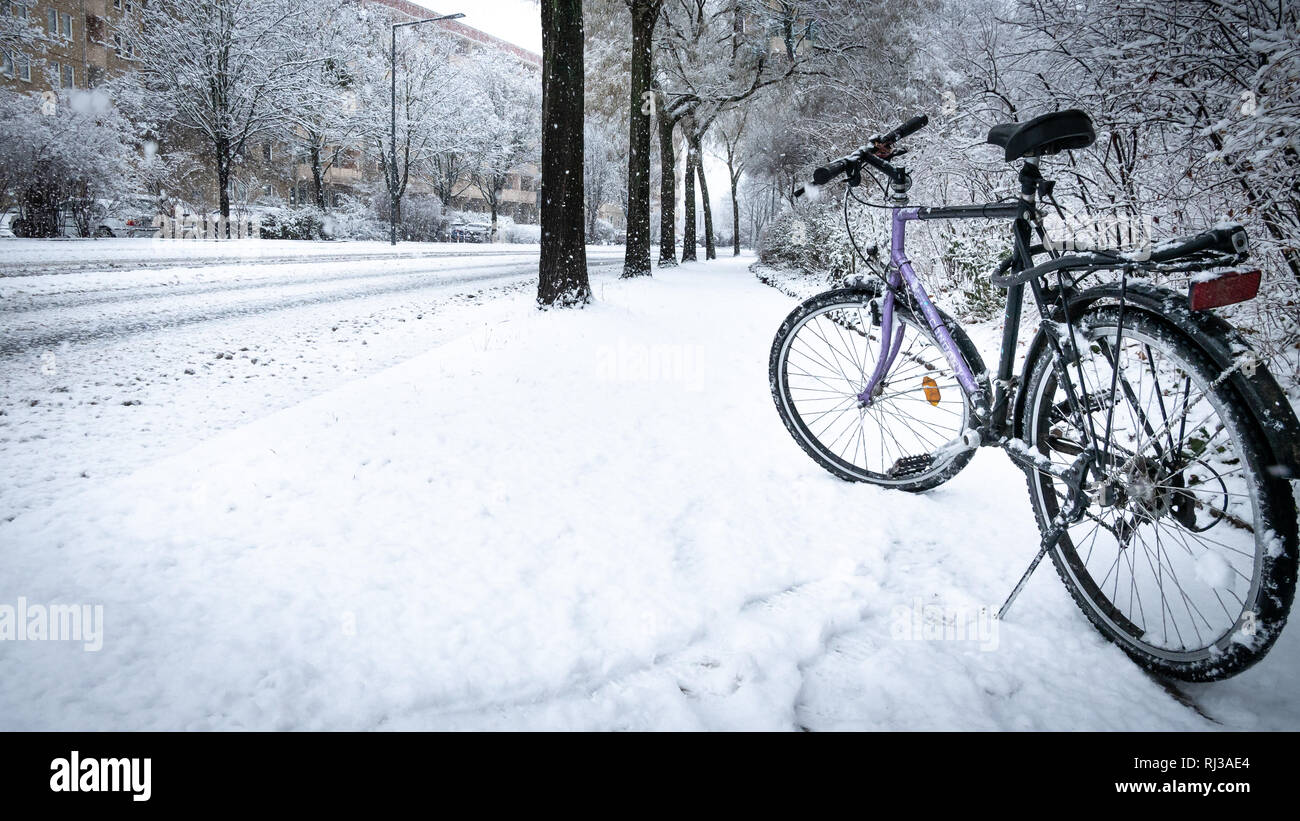Dresden, Neustadt, 2019: Fahrrad auf einer im Winter schneebedeckten Fahrspur. Stockfoto