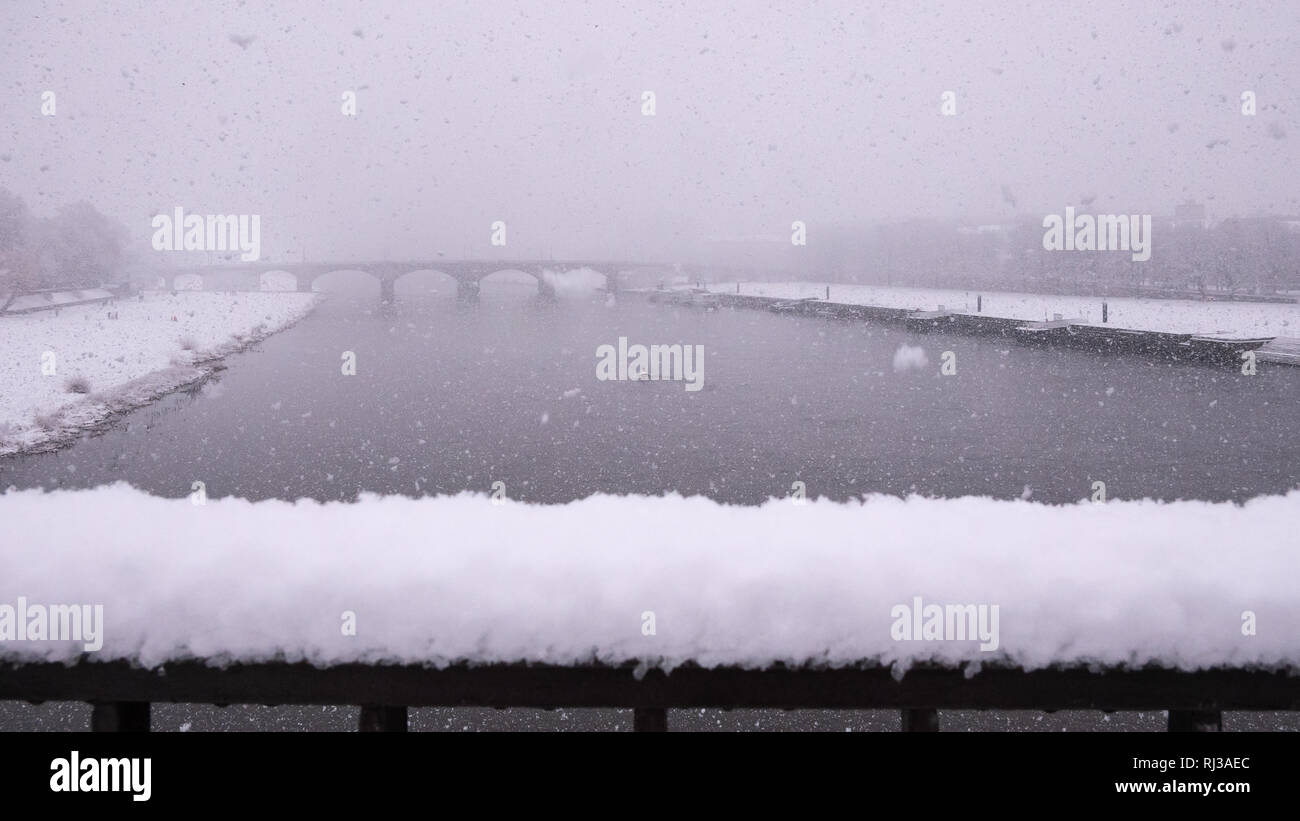 Altstadt, Dresden 2019: Es schneit! Große weiße Schneeflocken über die Elbe und die Albertbrücke. (Von Carolabrücke übernommen) Stockfoto