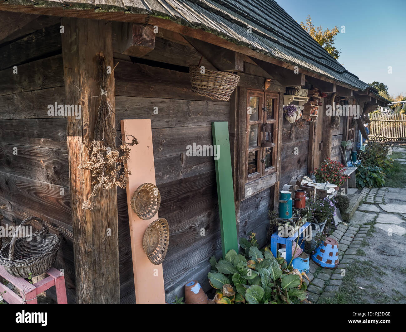 Gehöft mit alten Holzhaus Stockfoto