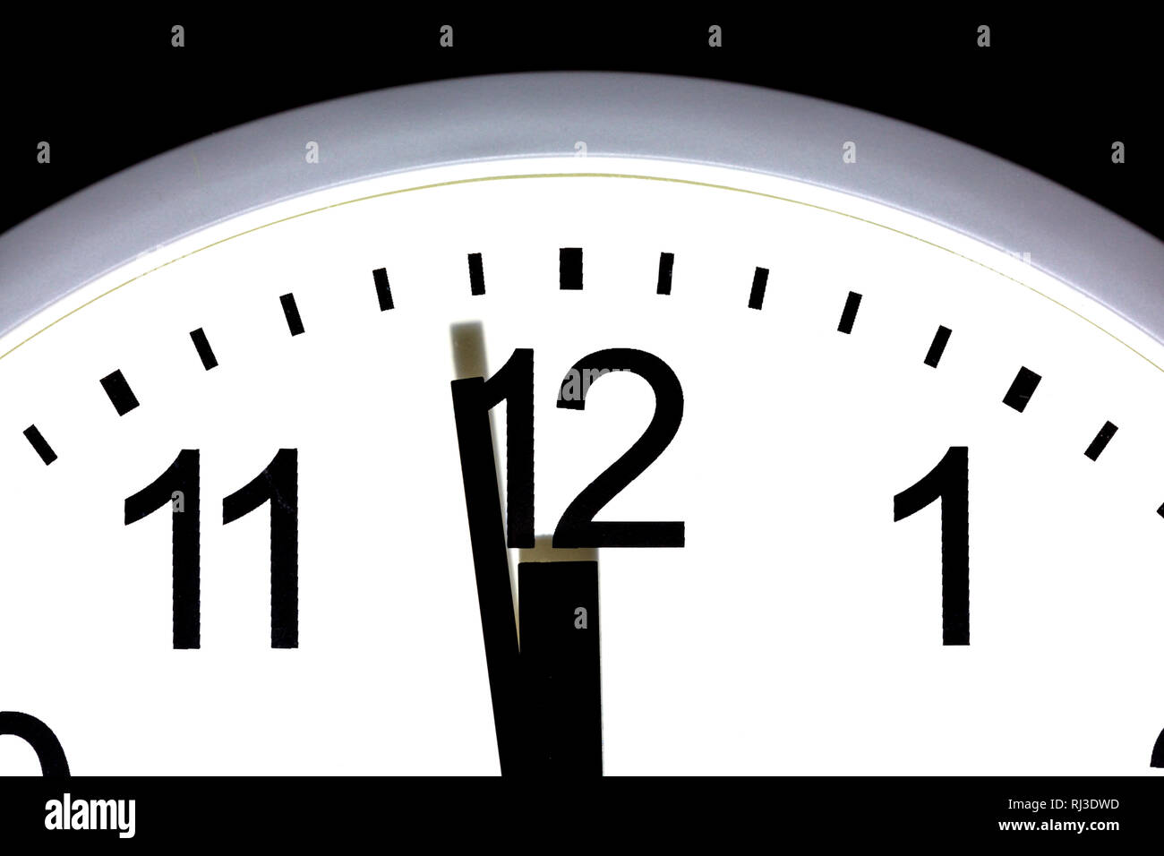 Nahaufnahme einer Uhr zeigt eine Minute bis 12, 24.00 Uhr. Stockfoto