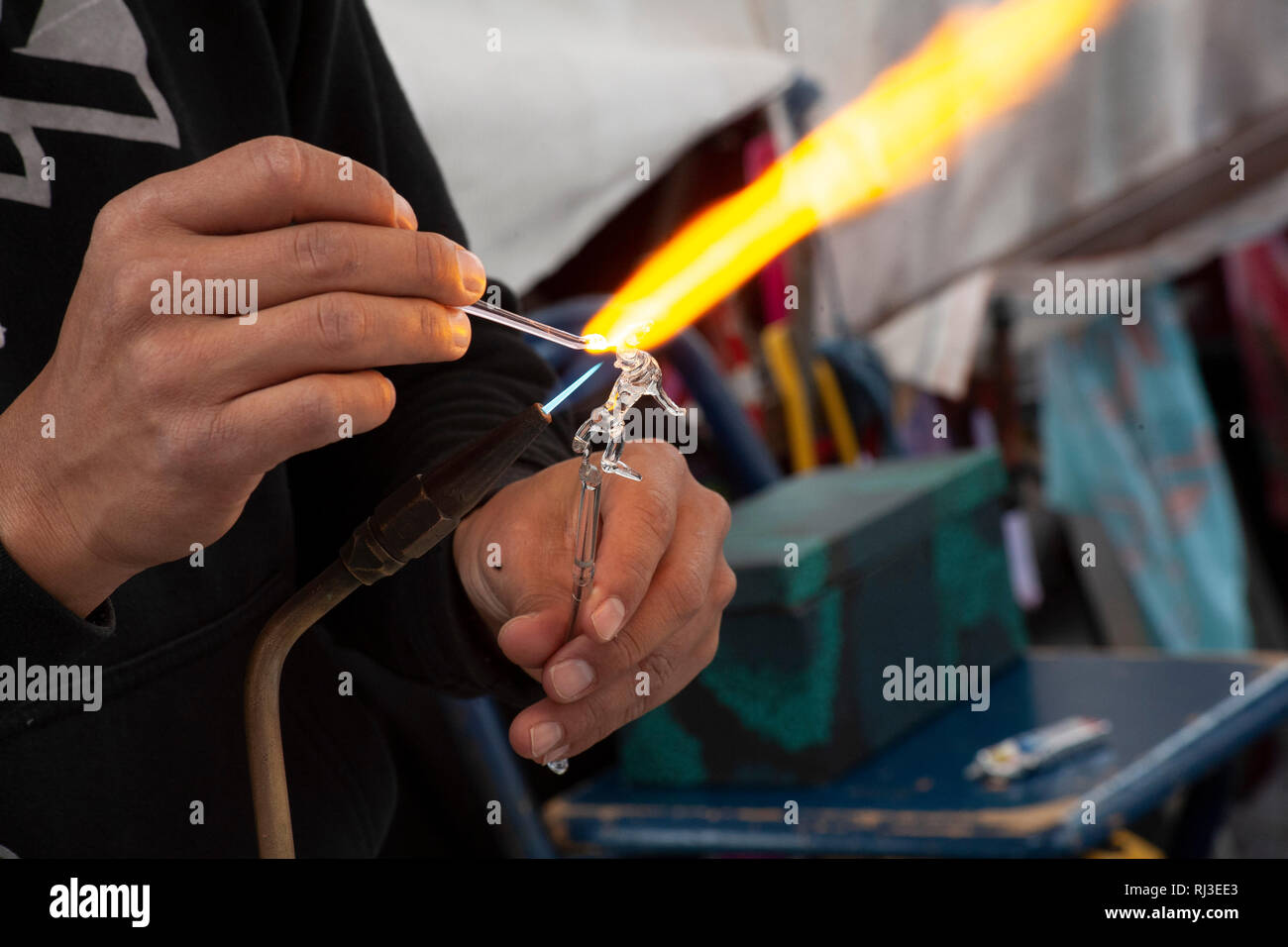 Mann, der glasskulptur - Mundgeblasenes Glas Artistik Stockfoto