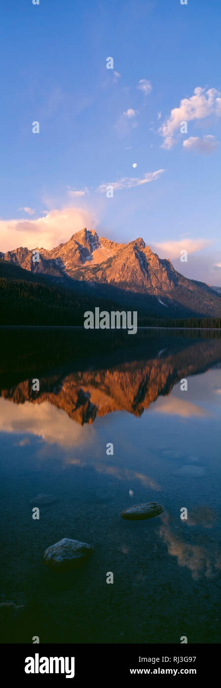 USA, Idaho, Sawtooth National Recreation Area, Sawtooth National Forest, Sonnenaufgang auf McGown Peak, mit Mond über dem Berg, ist in Stanley wider Stockfoto