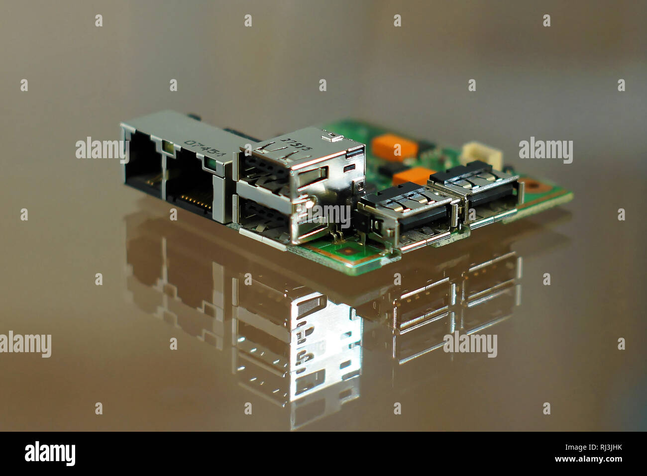 Mikrocomputer board - elektronische Komponenten auf Leiterplatten montierten-Leiterplatte mit Netzwerk, Telefon- und USB-Anschlüsse an Bord Seiten. Stockfoto