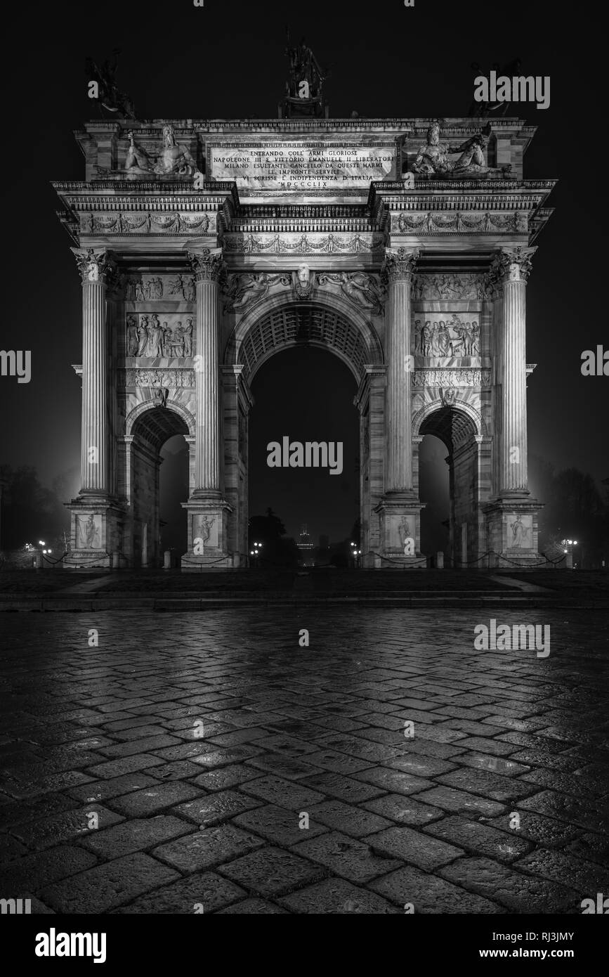 Das Arco della Pace in der Nacht, in Mailand, Italien. Stockfoto