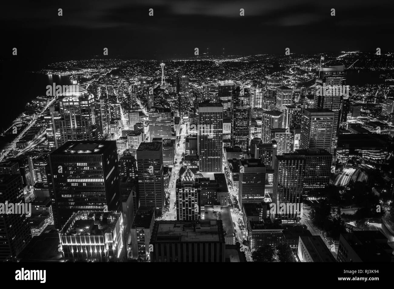 Die Skyline der Innenstadt in der Nacht in Seattle, Washington. Stockfoto