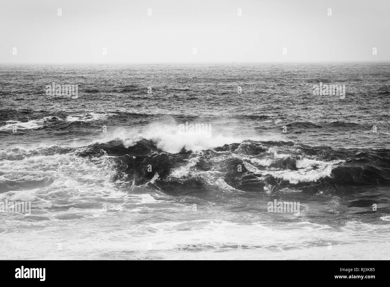 Wellen im Pazifischen Ozean, gesehen bei Garrapata State Park, Kalifornien. Stockfoto