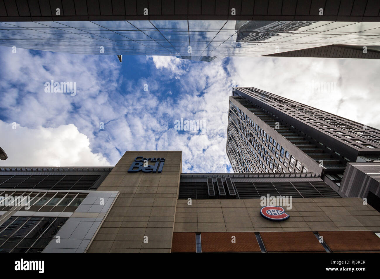 MONTREAL, KANADA - 7 November, 2018: Bell Logo in der Mitte, als Center Bell bekannt, vor ihrem Hauptgebäude. Es ist ein Sport- und Entertainent Center, Stockfoto