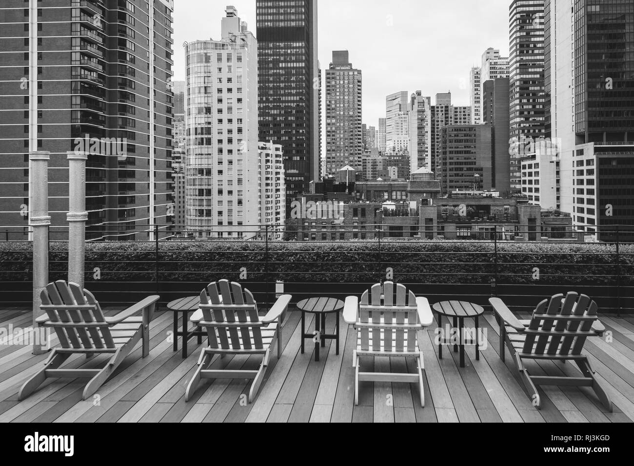 Stühle auf einer Dachterrasse und Blick auf die Turtle Bay, in Midtown Manhattan, New York City Stockfoto