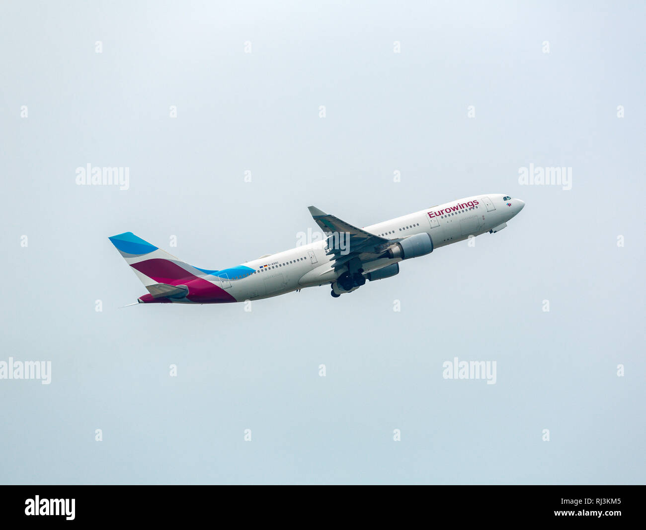Eurowings Airbus fliegt in den Himmel Stockfoto