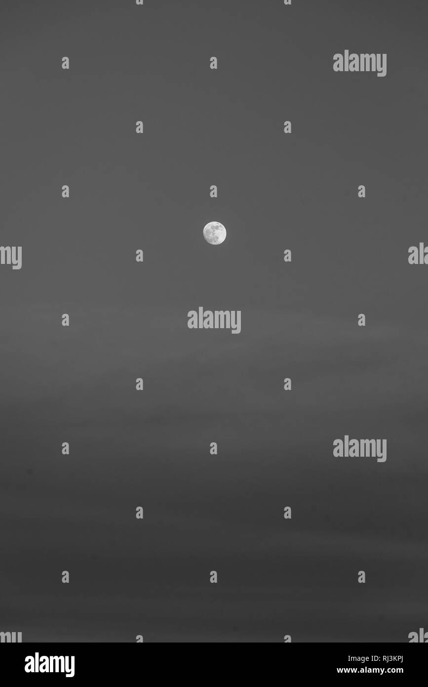 Der Mond in einem Blauen Nacht Himmel Stockfoto