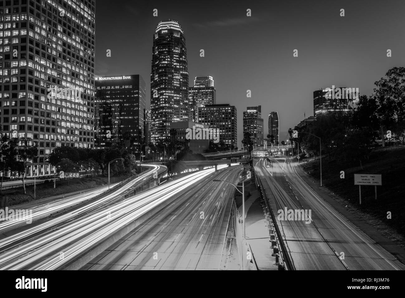 Der Verkehr auf der Autobahn 110 und der Los Angeles Skyline bei Nacht, von der 4th Street Brücke gesehen, in der Innenstadt von Los Angeles, Kalifornien. Stockfoto