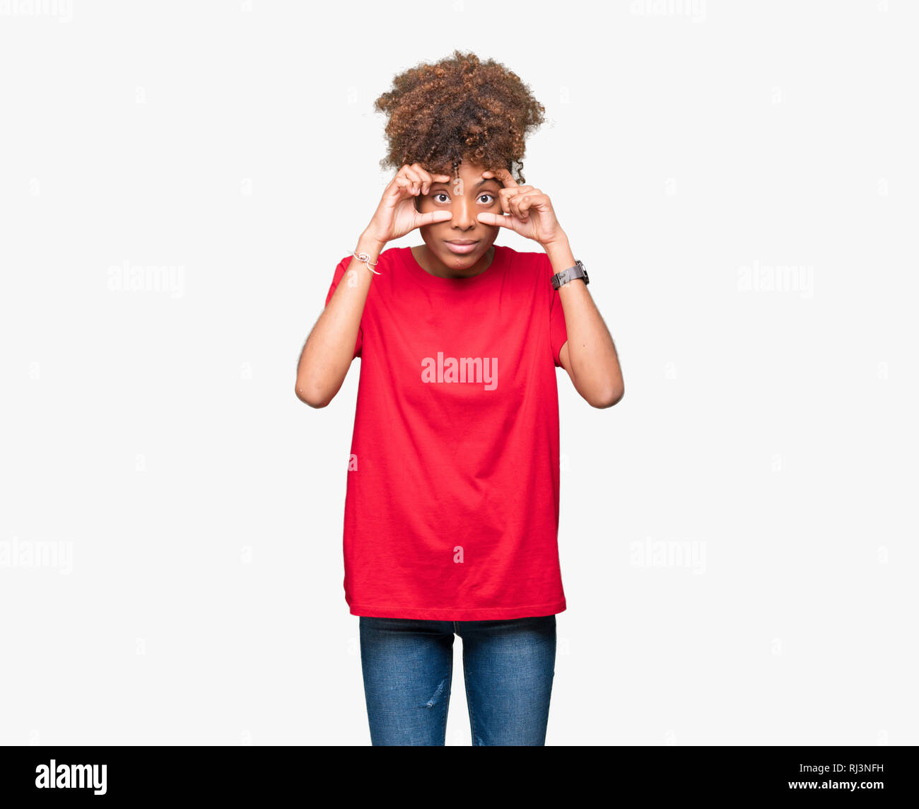 Schöne junge afrikanische amerikanische Frau über isolierte Hintergrund versuchen, Augen mit den Fingern, schläfrig und müde für morgendliche Müdigkeit zu öffnen. Stockfoto