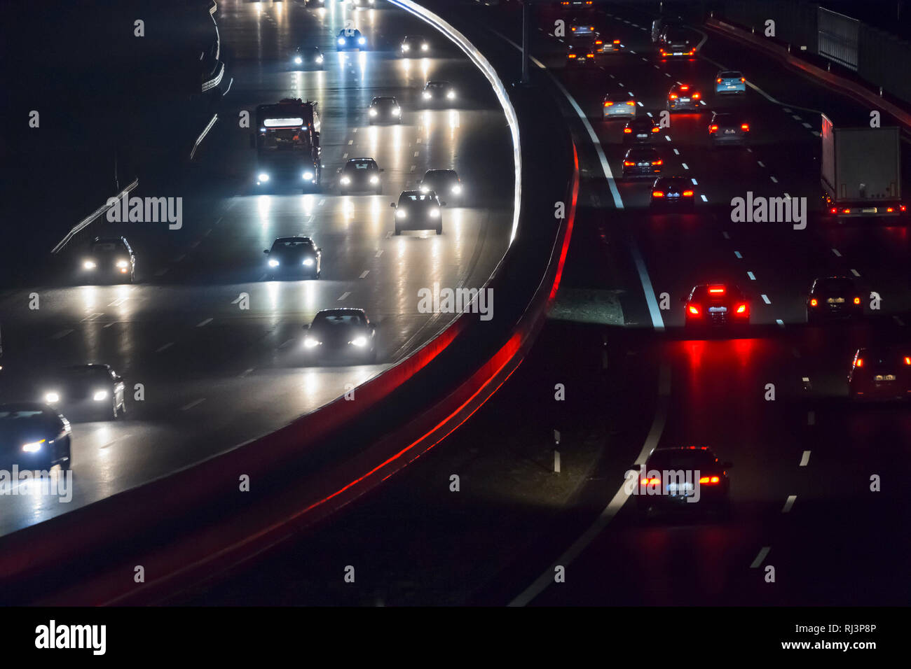 Der Verkehr auf der Autobahn bei Nacht, Deutschland Stockfoto