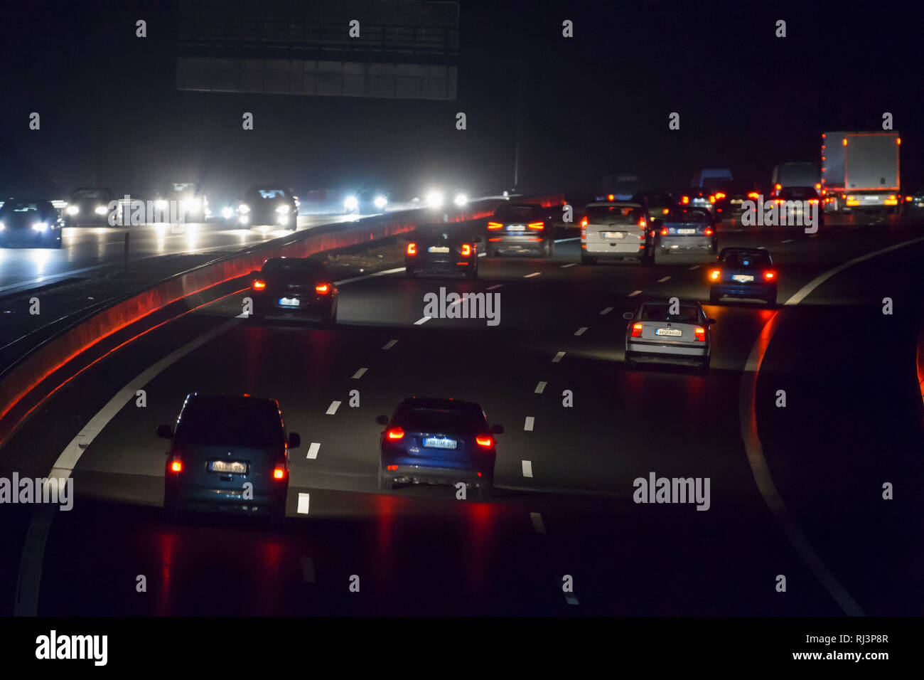 Der Verkehr auf der Autobahn bei Nacht, Deutschland Stockfoto