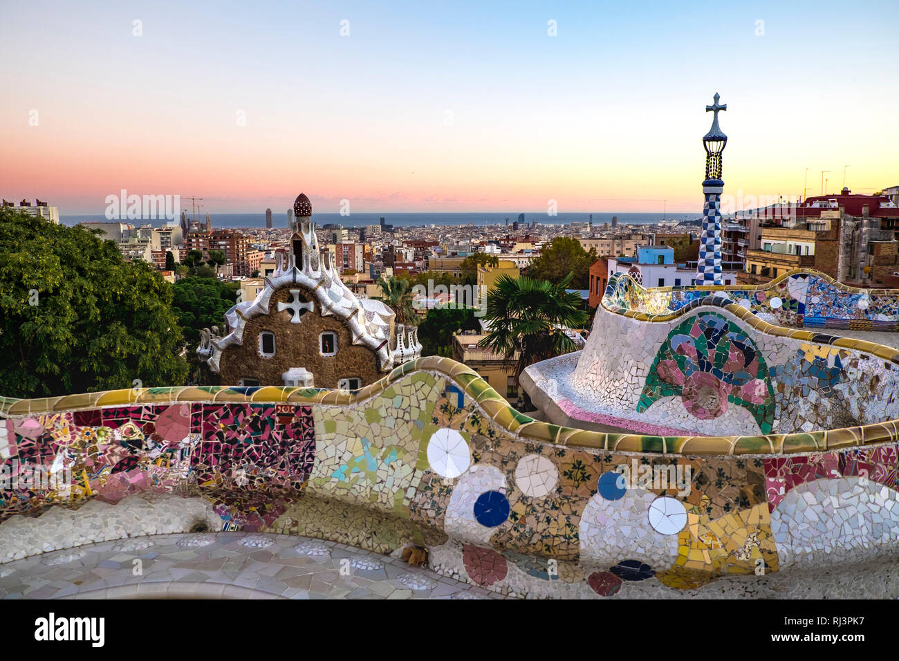 Panoramablick von Barcelona aus der Park Güell. Gartenanlage mit architektonischen Elementen auf dem Hügel von El Carmel gelegen. Von der katalanischen Architektur konzipiert Stockfoto