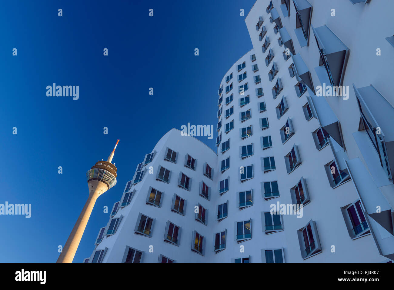 Rheinturm, Gehry Gebäude, Neue Zollhof, Medienhafen, Düsseldorf, Nordrhein-Westfalen, Deutschland, Europa Stockfoto