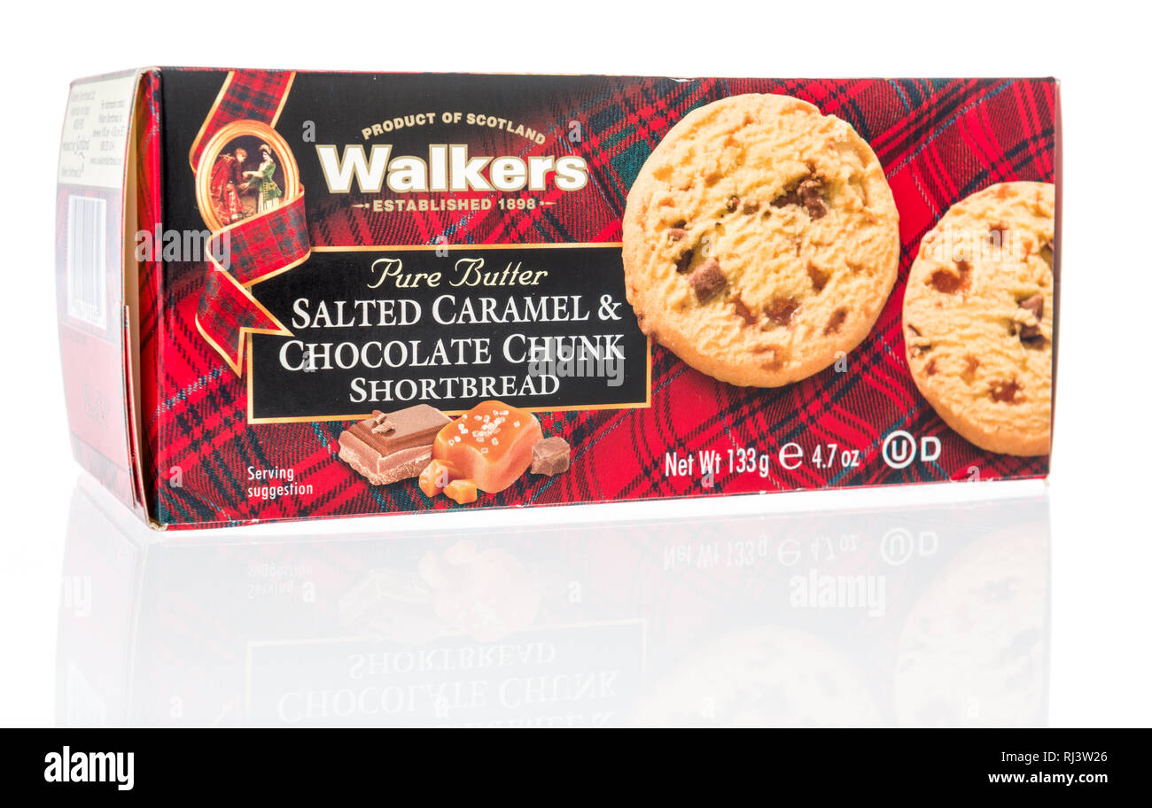 Winneconne, WI - 28 Januar 2019: ein Paket von Walkers pure Butter gesalzen Karamell und Schokolade chunk Shortbread auf einem isolierten Hintergrund Stockfoto