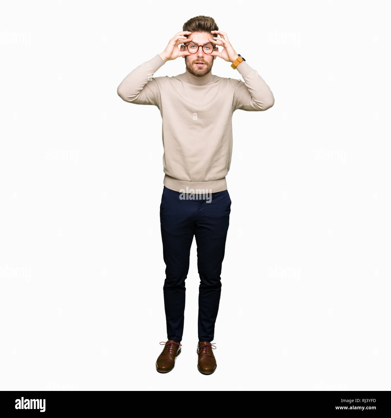 Junge schöne business Mann mit Brille, Augen mit den Fingern, schläfrig und müde für morgendliche Müdigkeit zu öffnen. Stockfoto