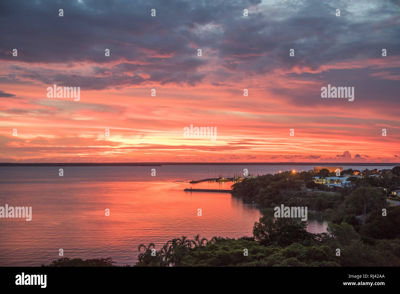 Darwin, Northern Territory, Australia-November 17,2017: Atemberaubende warm leuchtenden Sonnenuntergang über dem Hafen mit Marine Marina in Darwin, Australien Stockfoto