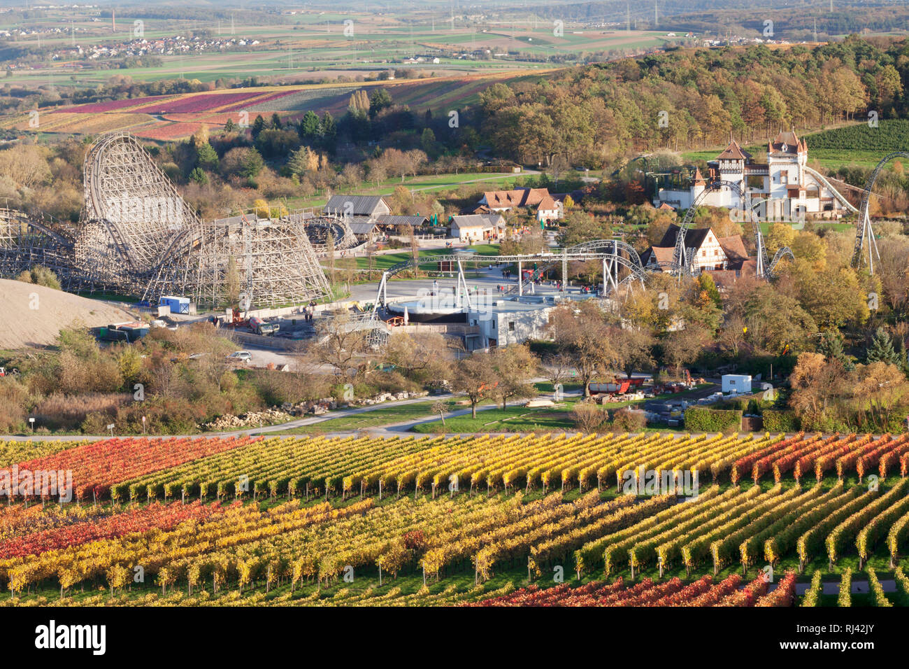 Blick vom Michaelsberg in den Freizeitpark Tripsdrill mit Holzachterbahn,, Cleebronn, Baden-Württemberg, Deutschland Stockfoto