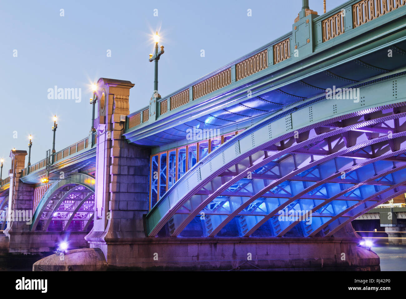 England, London, Southwark Bridge, beleuchtet, D‰mmerung, Stockfoto