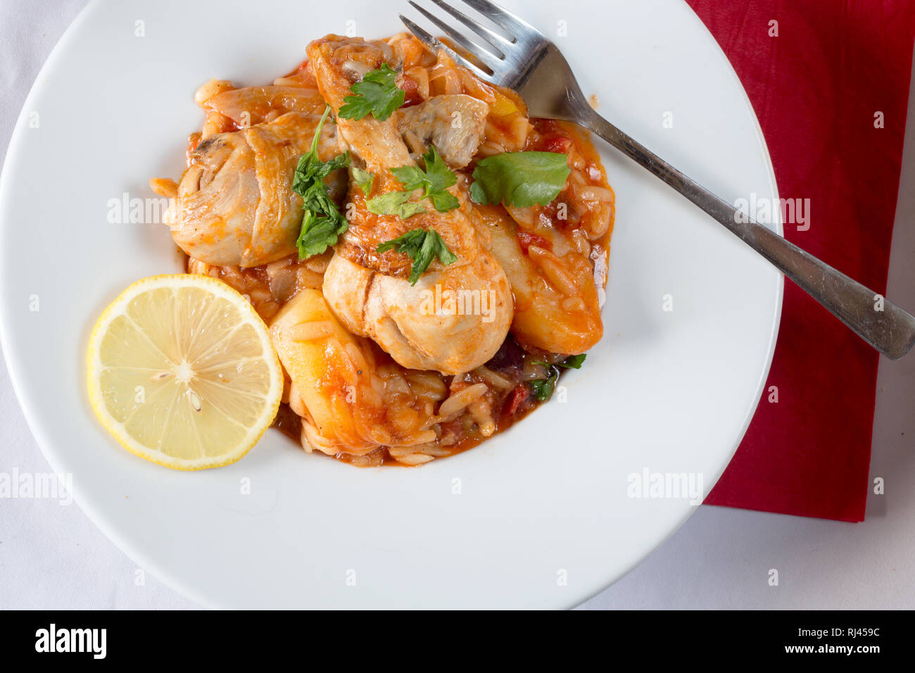 Eine pan Mahlzeit Huhn Tomate und Orzo Stockfoto