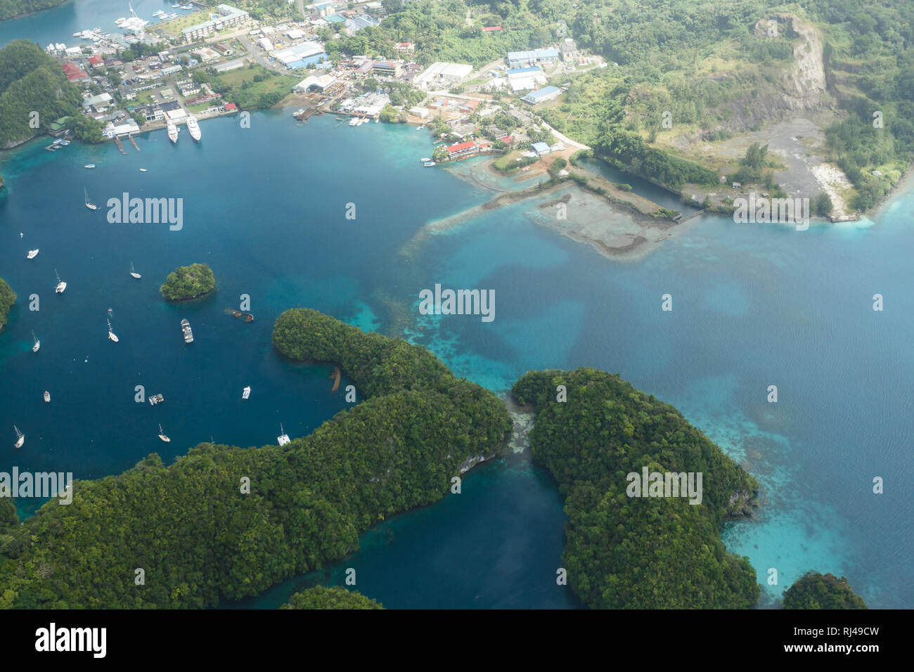 Luftaufnahme von Stadt und Hafen von Koror in einer Gruppe von Inseln im Südpazifik Stockfoto