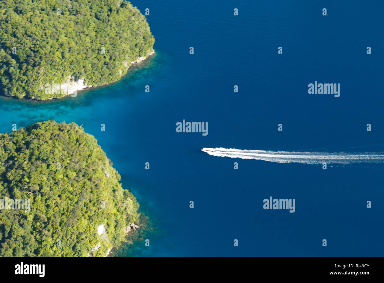 Boot Ansätze kleine Öffnung in der Gruppe von Inseln im Südpazifik Stockfoto
