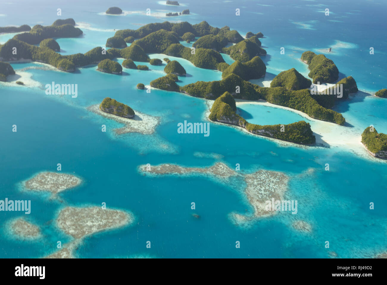 Neugierig Muster der hügeligen ridge Inseln und Korallenriffen Fischschwärme in South Pacific Stockfoto