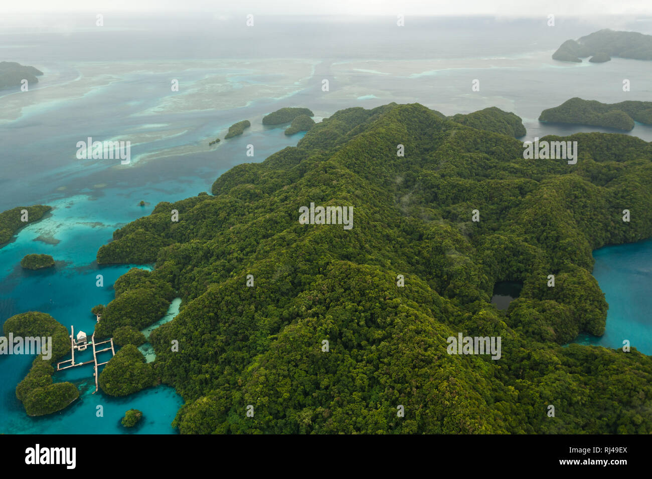 Luftaufnahme von Square Docks und in Gruppe von robusten südpazifischen Inseln mit üppiger Vegetation und Korallenriffe in türkis Meer bedeckt Stockfoto