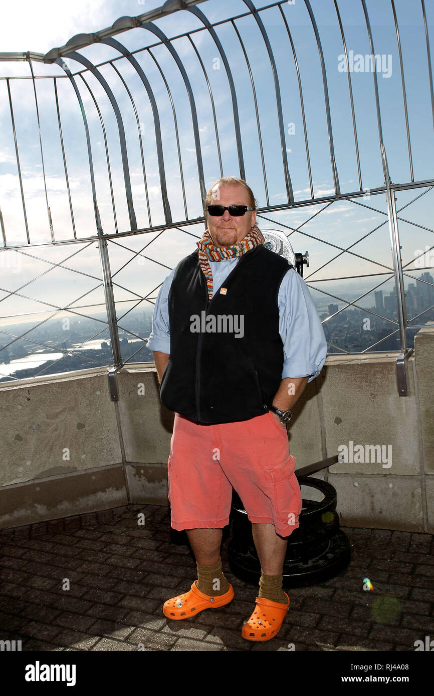 New York, USA. 01 Nov, 2011. Mario Batali, stellt auf der Aussichtsplattform am Dienstag, November 1, 2011 Food Bank New York City Lights Empire State Building Orange für Hunger das Bewußtsein auf das Empire State Building in New York, USA. Quelle: Steve Mack/S.D. Mack Bilder/Alamy Stockfoto