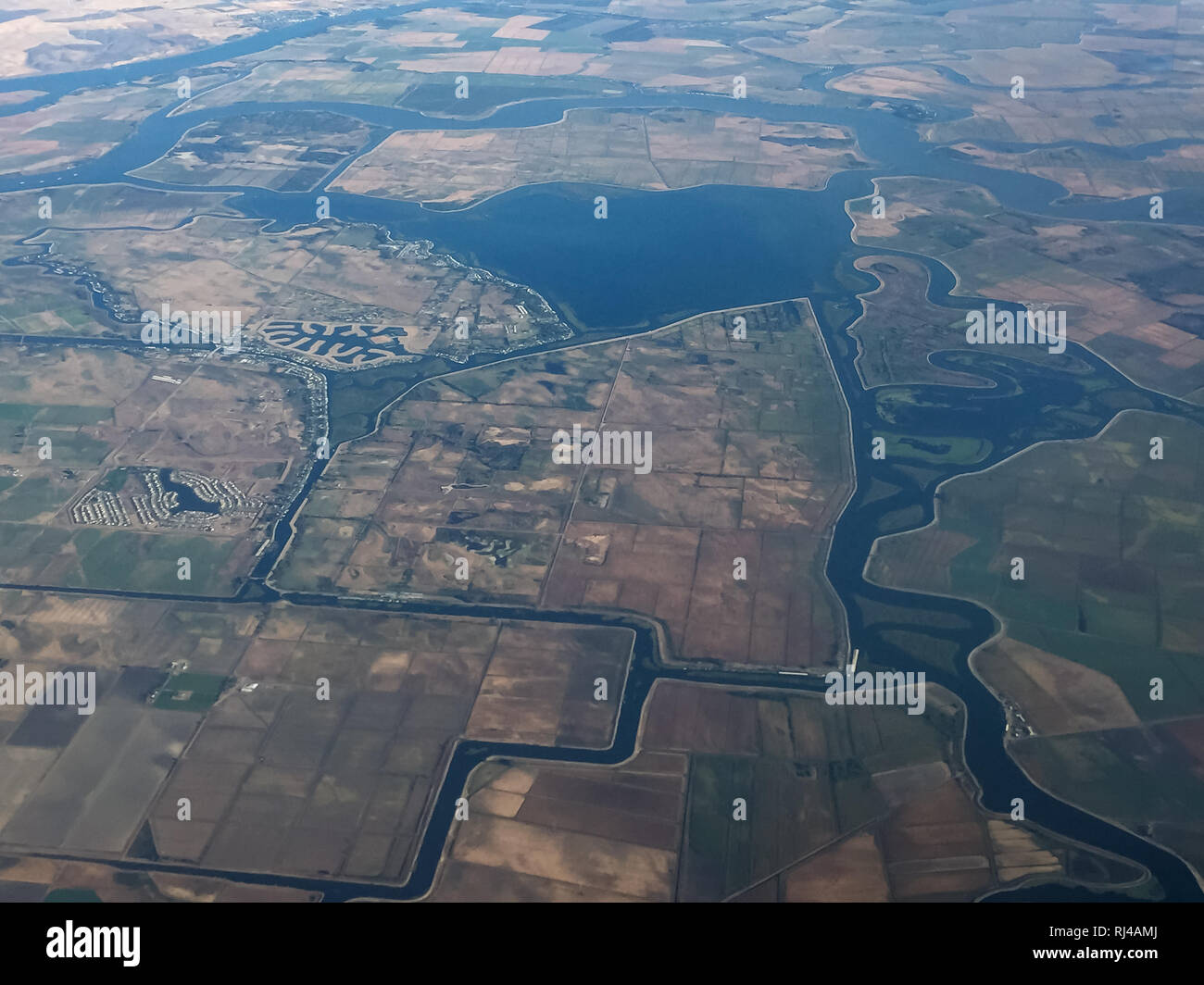 Eine Luftaufnahme zeigt das Sacramento-San Joaquin River Delta, ein Netz von Wasserstraßen, Inseln und landwirtschaftlich genutztem Land in Kalifornien, das zur Bewirtschaftung der Wasserressourcen und zur Unterstützung der Landwirtschaft geschaffen wurde. Stockfoto