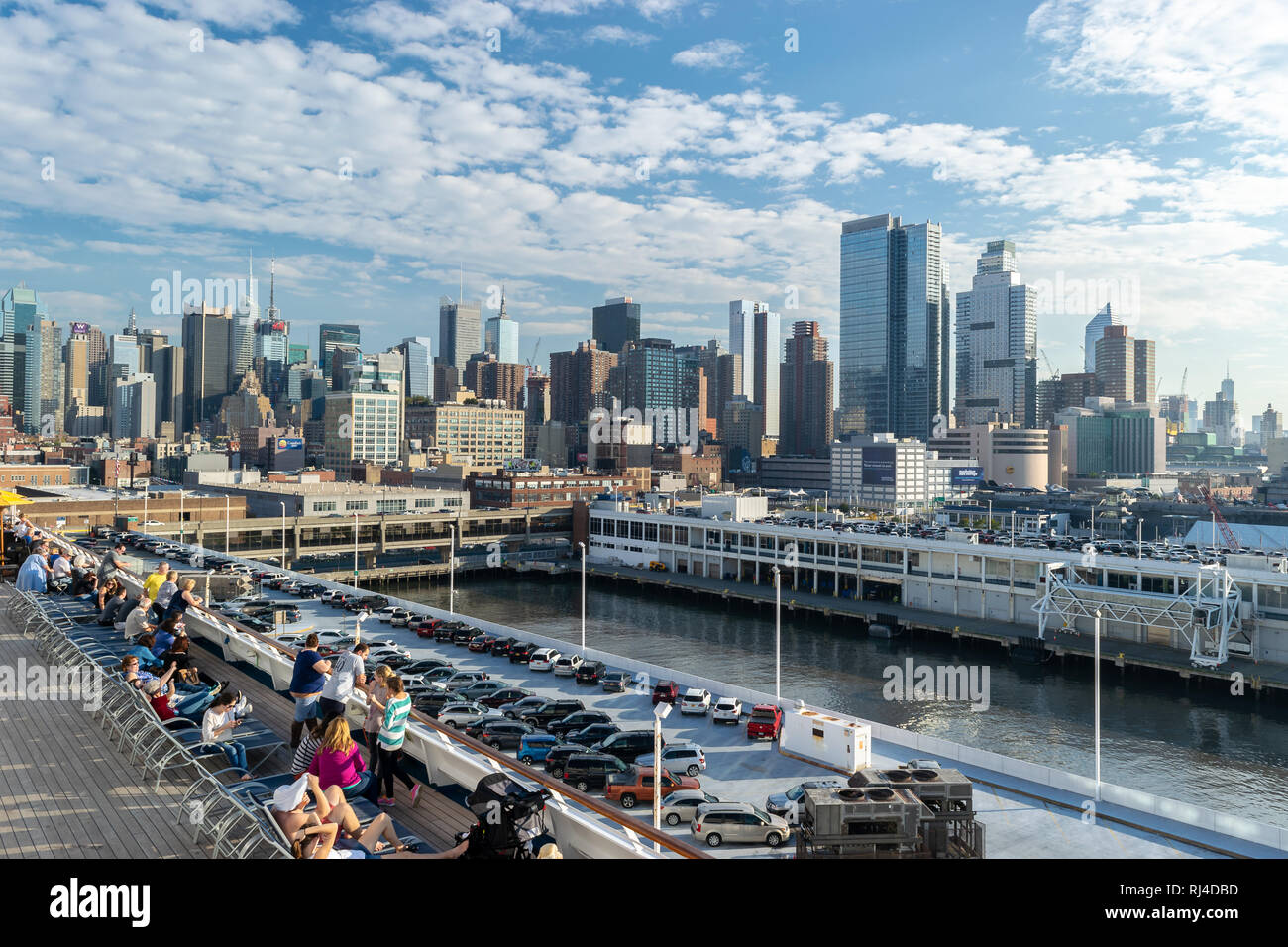 Skyline von New York von Bord eines Kreuzfahrtschiffes in der Manhattan Cruise Terminal in Hell's Kitchen, Manhattan angedockt. Stockfoto