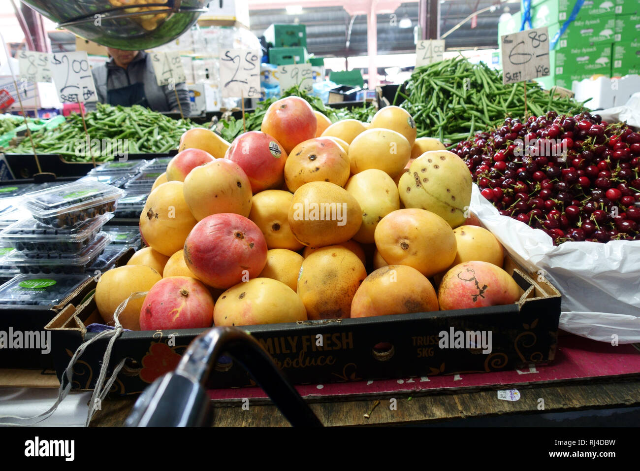 Frische mango für den Verkauf am lokalen Markt in Melbourne, Victoria, Australien Stockfoto