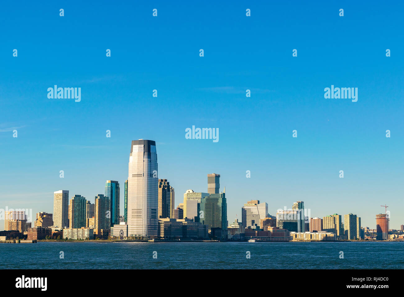 Lower Manhattan Skyline von New York City von den Hudson River auf einer sonnigen Herbst Abend. Stockfoto