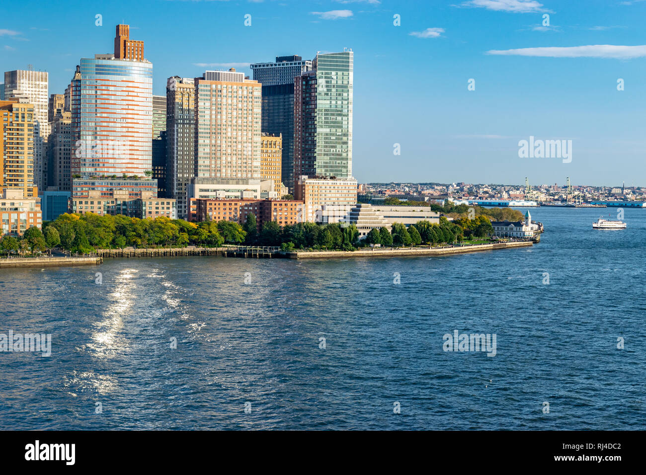 Lower Manhattan Skyline von New York City von den Hudson River auf einer sonnigen Herbst Abend. Stockfoto