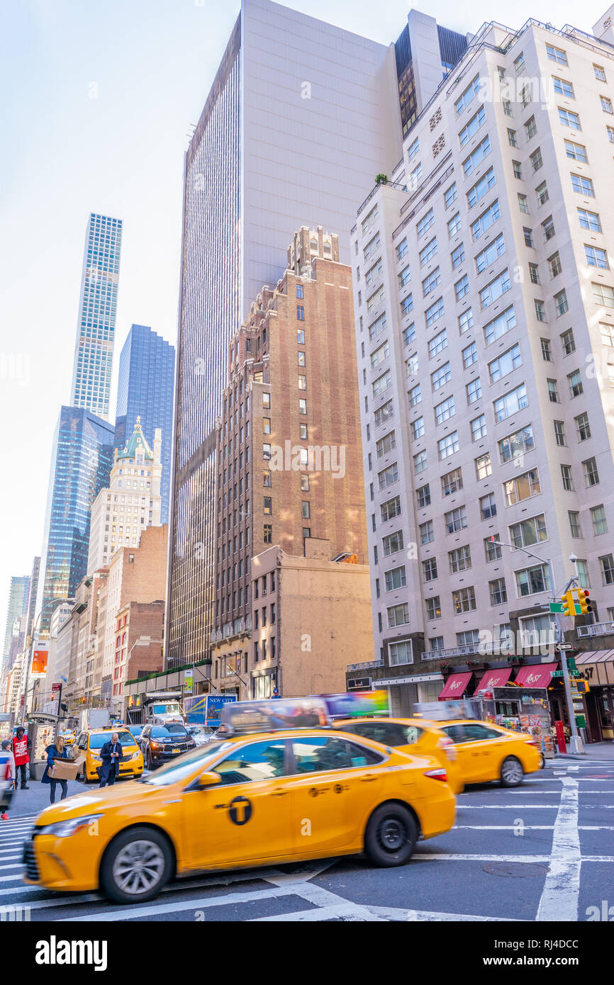 New York - 17. Oktober 2016: Yellow Cabs, Fußgänger und Wolkenkratzer entlang der Straßen von Manhattan in New York City. Stockfoto